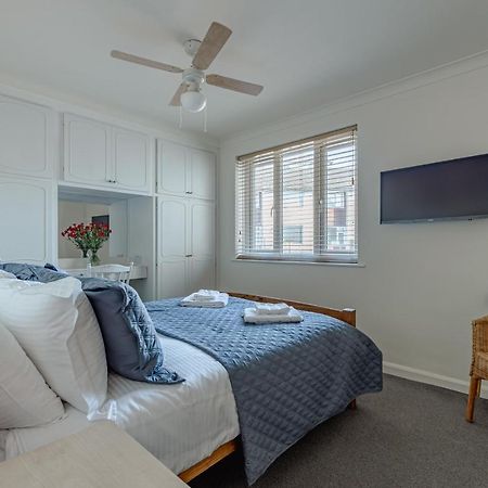 Luxury 2 Bed Room Lake View Apt Bowness Parking Екстериор снимка