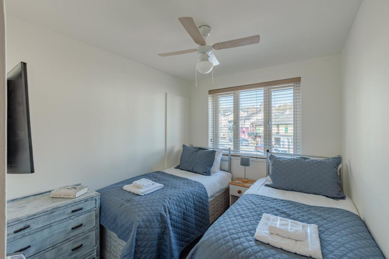 Luxury 2 Bed Room Lake View Apt Bowness Parking Екстериор снимка
