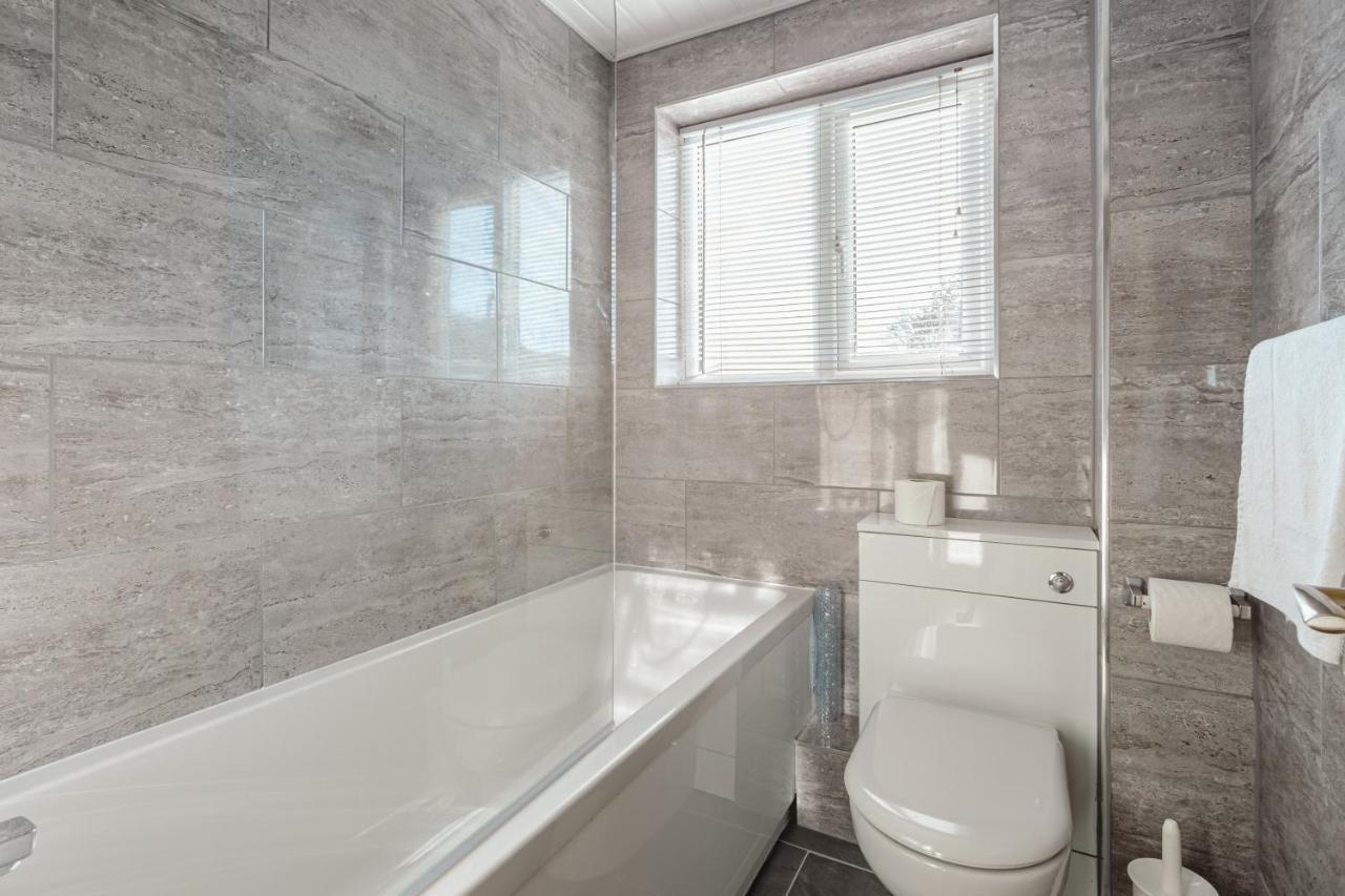 Luxury 2 Bed Room Lake View Apt Bowness Parking Екстериор снимка