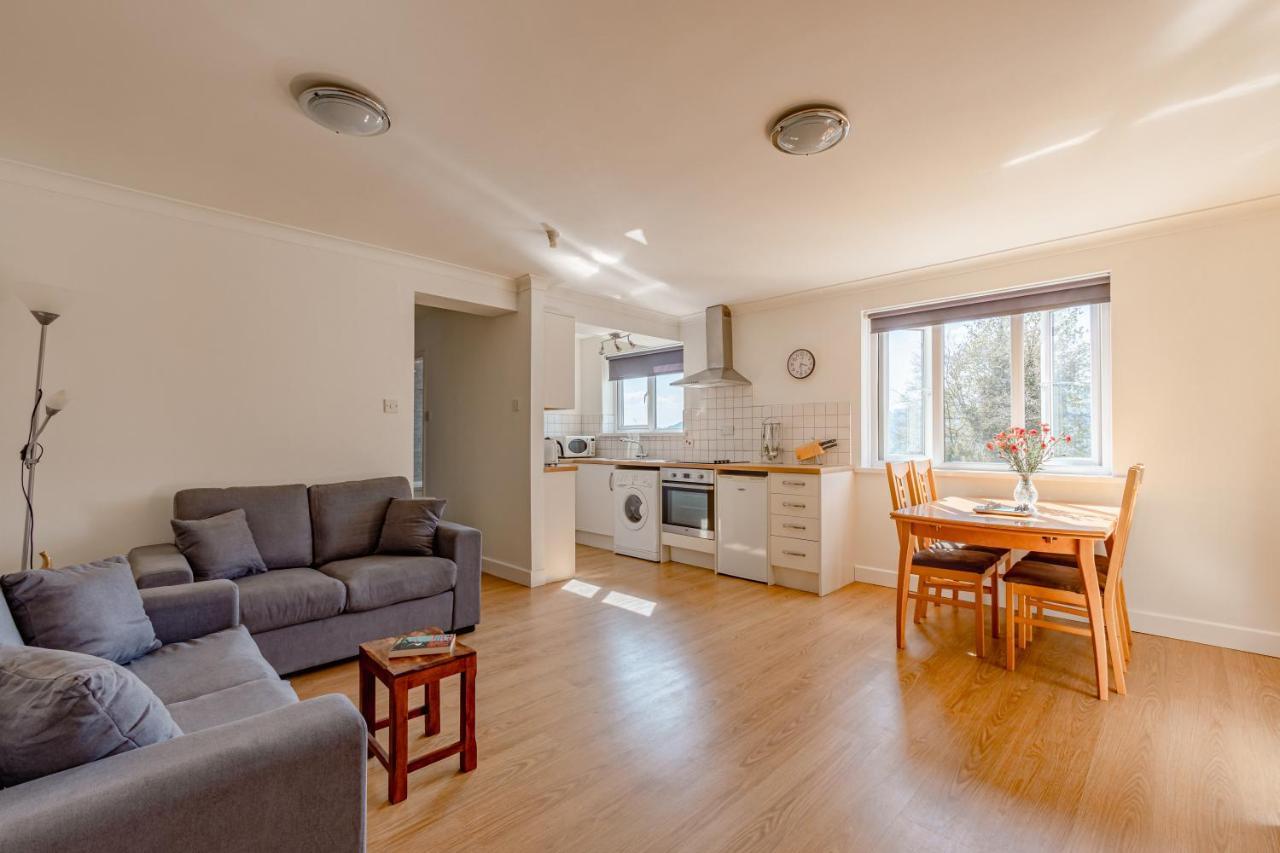 Luxury 2 Bed Room Lake View Apt Bowness Parking Екстериор снимка